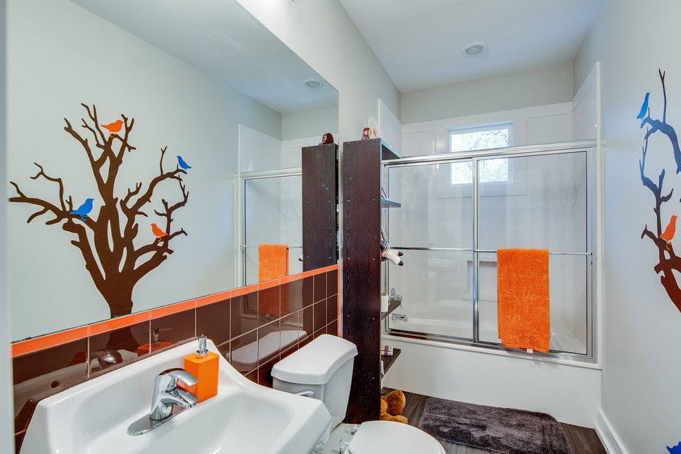 Kleines Modernes Badezimmer mit offenen Schränken, dunklen Holzschränken, Duschbadewanne, Wandtoilette mit Spülkasten, Glasfliesen, weißer Wandfarbe, dunklem Holzboden und Wandwaschbecken in Austin