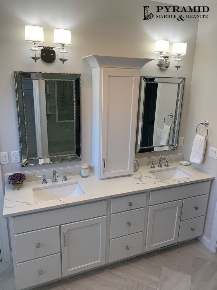 Immagine di una stanza da bagno chic con ante bianche, pareti grigie, top in quarzo composito e pavimento grigio