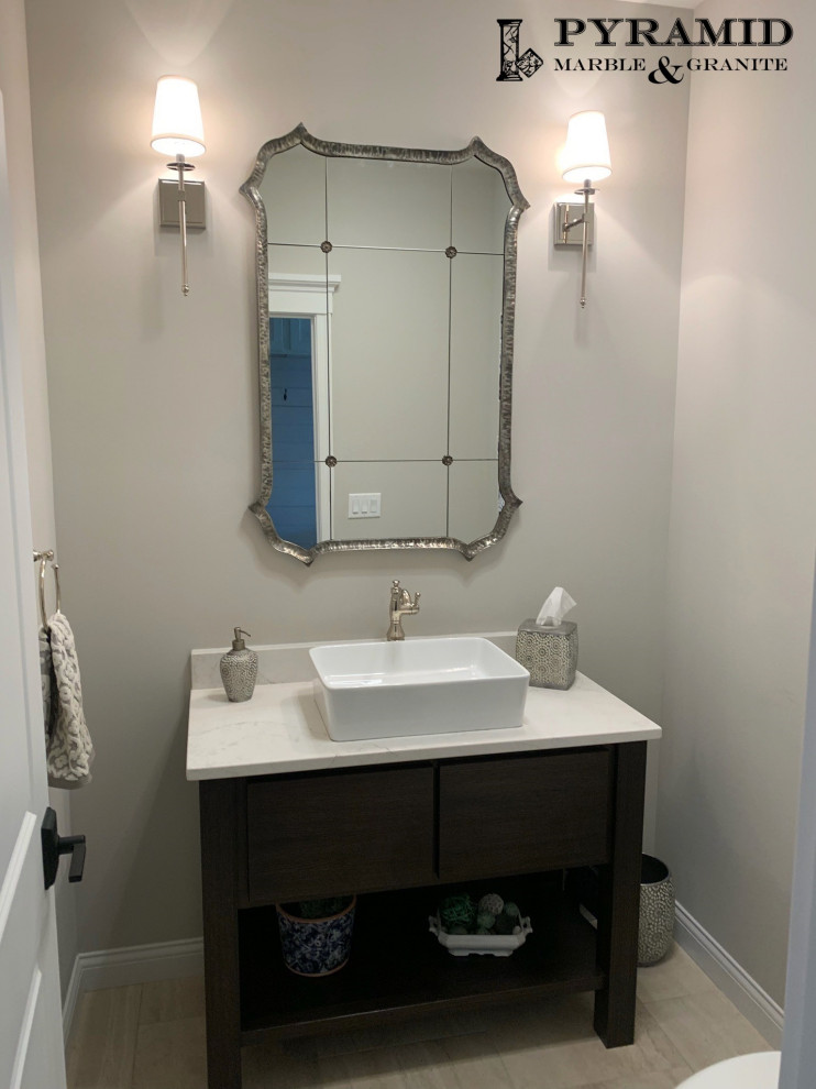 Diseño de cuarto de baño clásico renovado pequeño con puertas de armario blancas, bañera exenta, paredes grises, lavabo sobreencimera, encimera de cuarzo compacto, suelo gris y encimeras blancas