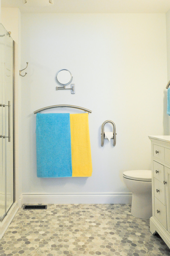 Стильный дизайн: ванная комната в стиле модернизм с белыми фасадами - последний тренд