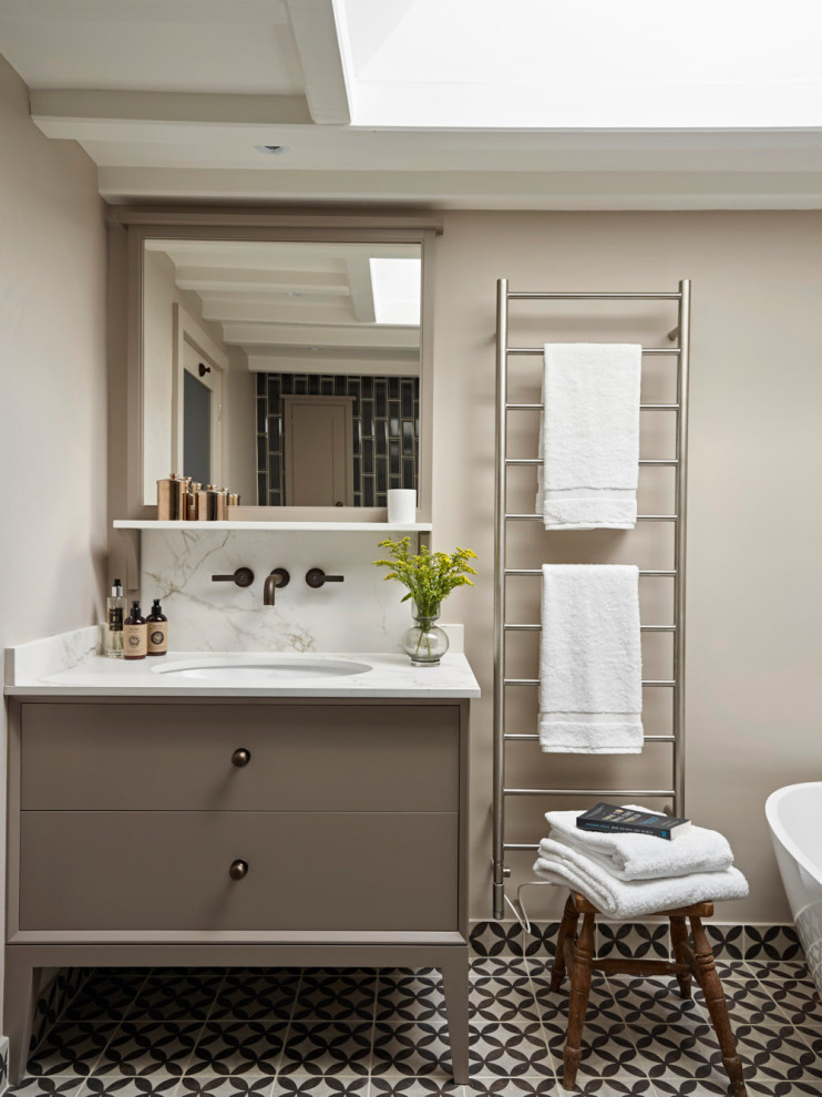 Foto på ett mellanstort vintage vit badrum för barn, med släta luckor, grå skåp, ett fristående badkar, en öppen dusch, keramikplattor, grå väggar, flerfärgat golv, med dusch som är öppen och ett undermonterad handfat