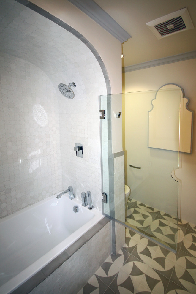 Cette photo montre une petite salle de bain méditerranéenne avec une vasque, un placard en trompe-l'oeil, des portes de placard grises, un plan de toilette en zinc, une baignoire posée, WC à poser, un carrelage blanc, un mur blanc et un sol en carrelage de céramique.