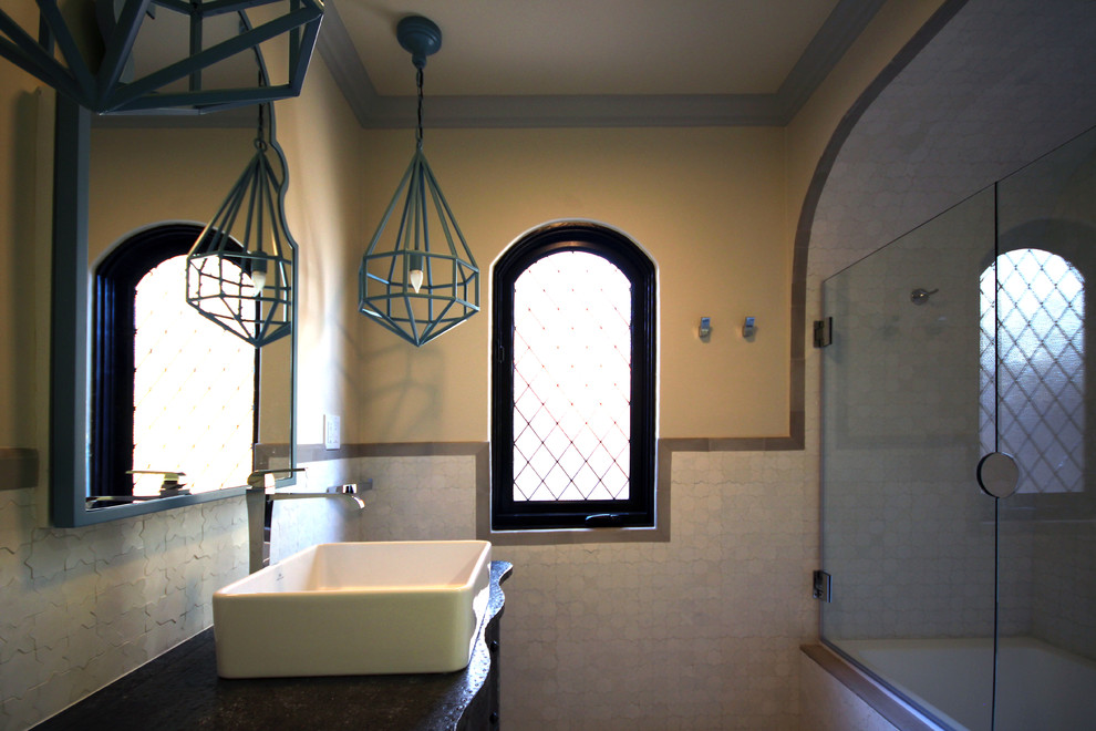 Cette photo montre une petite salle d'eau méditerranéenne avec une vasque, un placard en trompe-l'oeil, des portes de placard grises, un plan de toilette en zinc, une baignoire posée, un combiné douche/baignoire, un carrelage blanc, des carreaux de céramique, un mur beige et un sol en carrelage de céramique.