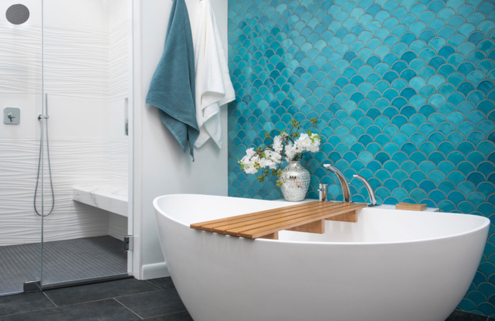 Imagen de cuarto de baño minimalista con bañera exenta, baldosas y/o azulejos azules y baldosas y/o azulejos de cerámica