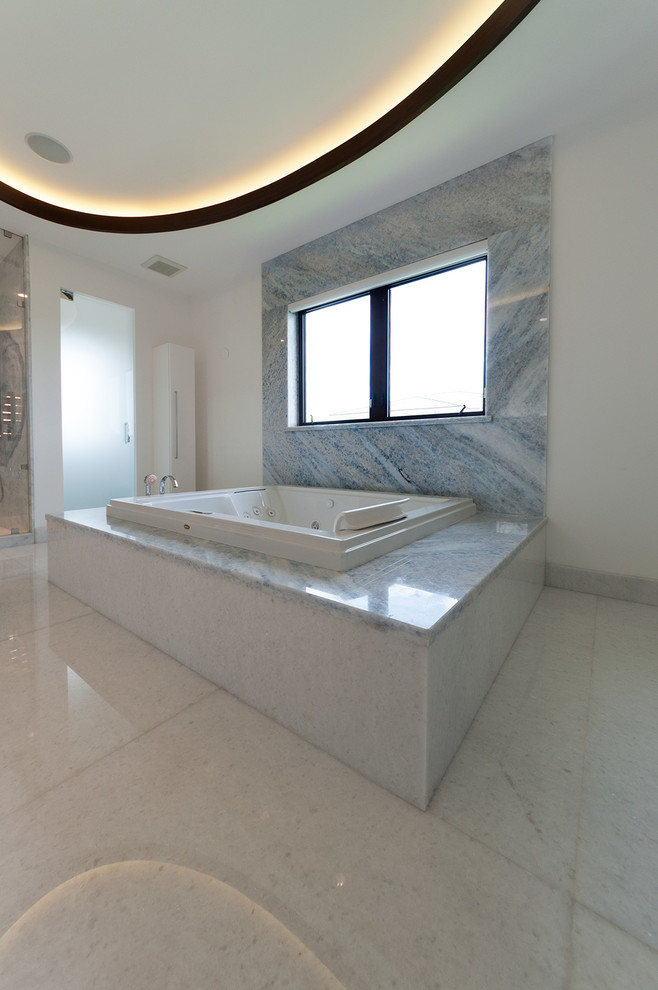 Modernes Badezimmer mit Whirlpool, offener Dusche, weißen Fliesen und Steinfliesen in Miami