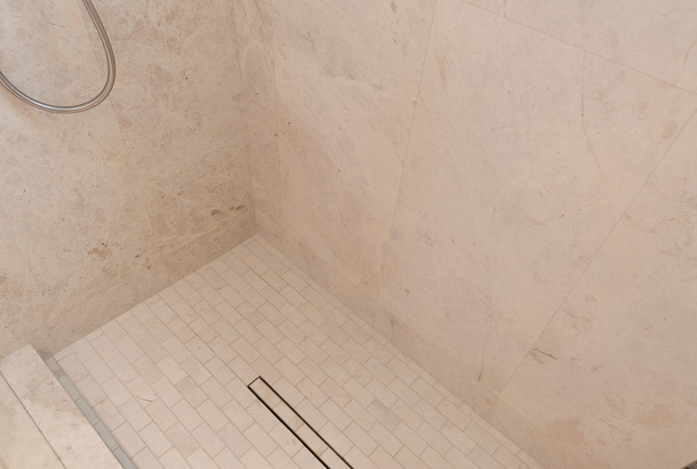 Idee per una stanza da bagno design con doccia aperta, piastrelle beige e piastrelle in pietra