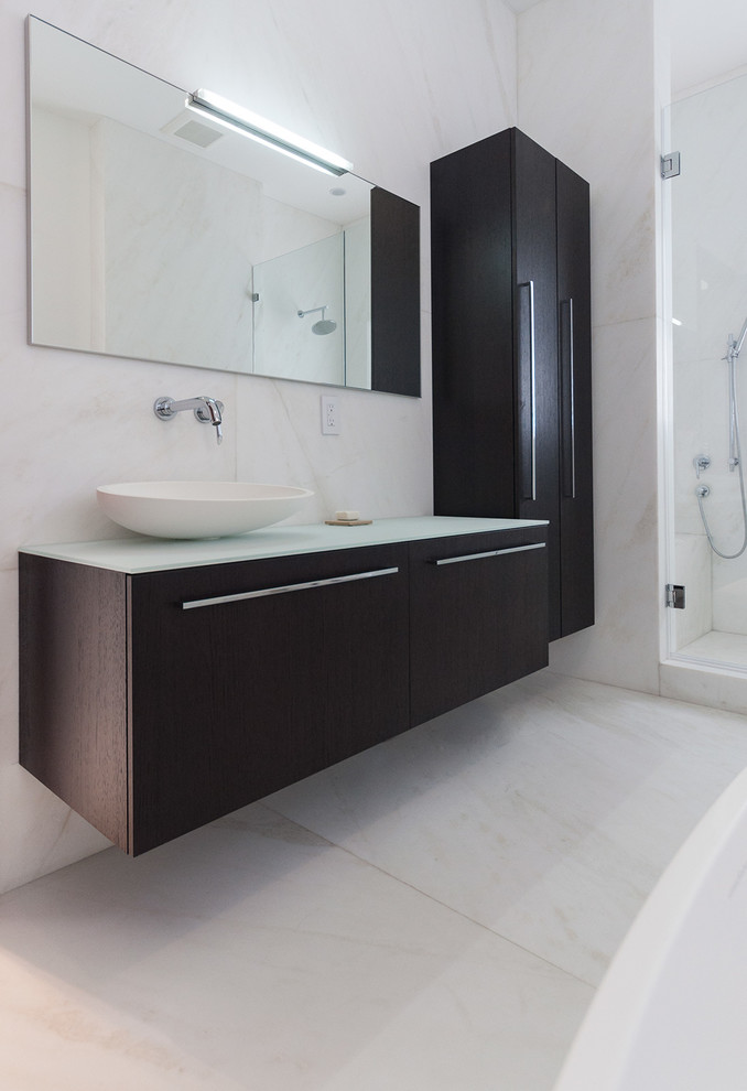 Ispirazione per una stanza da bagno design con lavabo sospeso, ante lisce, ante in legno bruno, doccia aperta, piastrelle bianche e piastrelle in pietra