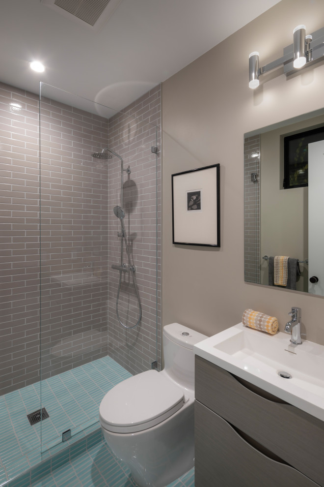 Idee per una stanza da bagno per bambini minimalista di medie dimensioni con ante grigie, doccia alcova, piastrelle grigie, piastrelle in ceramica, pareti grigie, pavimento con piastrelle in ceramica, pavimento blu, doccia aperta e top bianco
