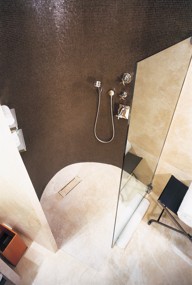 Immagine di una stanza da bagno padronale minimalista di medie dimensioni con doccia a filo pavimento, piastrelle marroni, piastrelle a mosaico, pareti marroni e pavimento in travertino