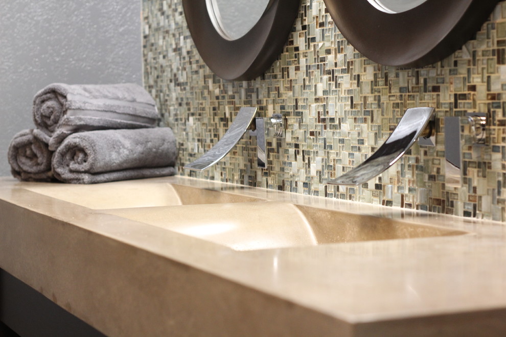 На фото: ванная комната в стиле модернизм с столешницей из бетона, синей плиткой и плиткой из листового стекла с