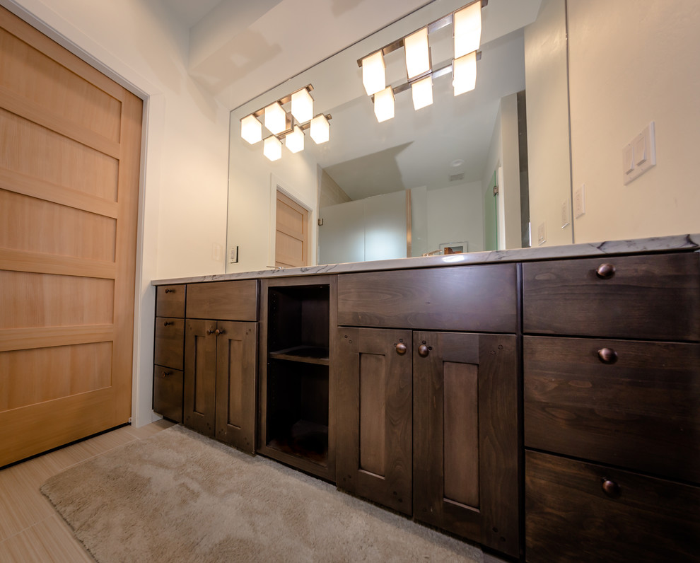 Foto di una stanza da bagno padronale minimalista di medie dimensioni con ante in stile shaker, ante in legno bruno, pareti bianche, pavimento in laminato, lavabo sottopiano, top in quarzo composito, pavimento marrone e top bianco