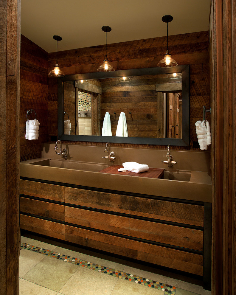 Foto de cuarto de baño grande con puertas de armario con efecto envejecido y aseo y ducha