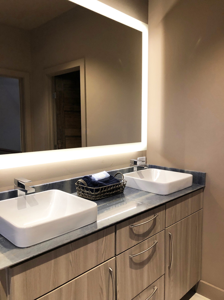 Immagine di una stanza da bagno padronale moderna di medie dimensioni con top in marmo, porta doccia a battente e top blu