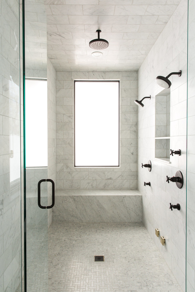 Идея дизайна: ванная комната в стиле неоклассика (современная классика) с плоскими фасадами, светлыми деревянными фасадами, открытым душем, унитазом-моноблоком, белыми стенами и мраморной столешницей