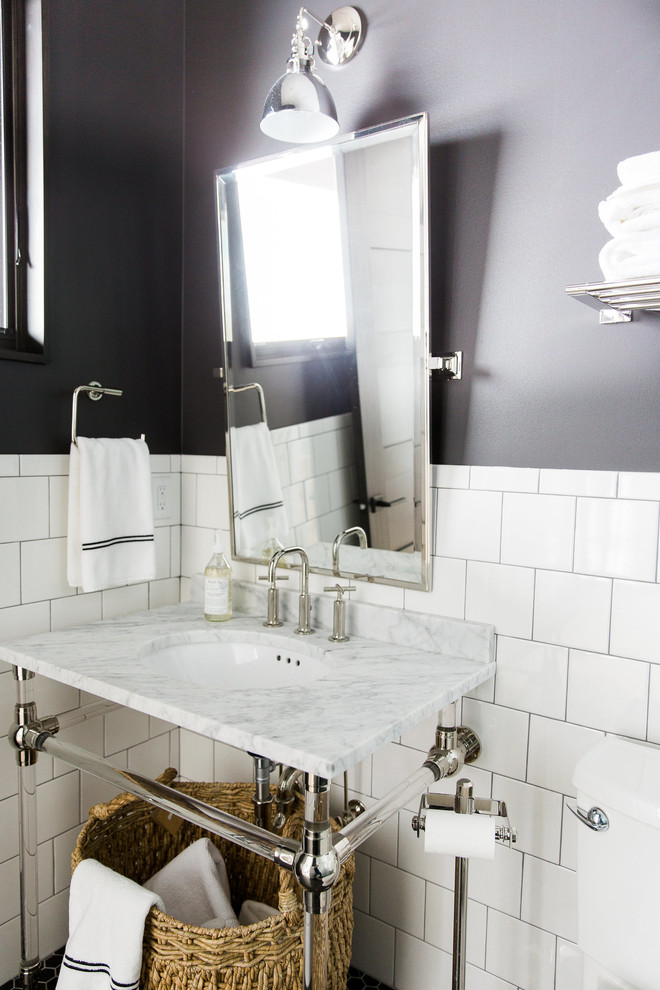 Пример оригинального дизайна: ванная комната в стиле неоклассика (современная классика) с открытыми фасадами, унитазом-моноблоком, белой плиткой, фиолетовыми стенами, полом из мозаичной плитки, накладной раковиной и мраморной столешницей