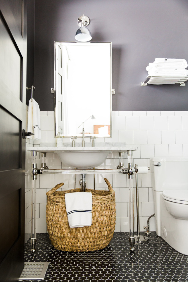 Exemple d'une salle de bain chic avec un placard sans porte, WC à poser, un carrelage blanc, un mur violet, un sol en carrelage de terre cuite, un plan de toilette en marbre et un plan vasque.