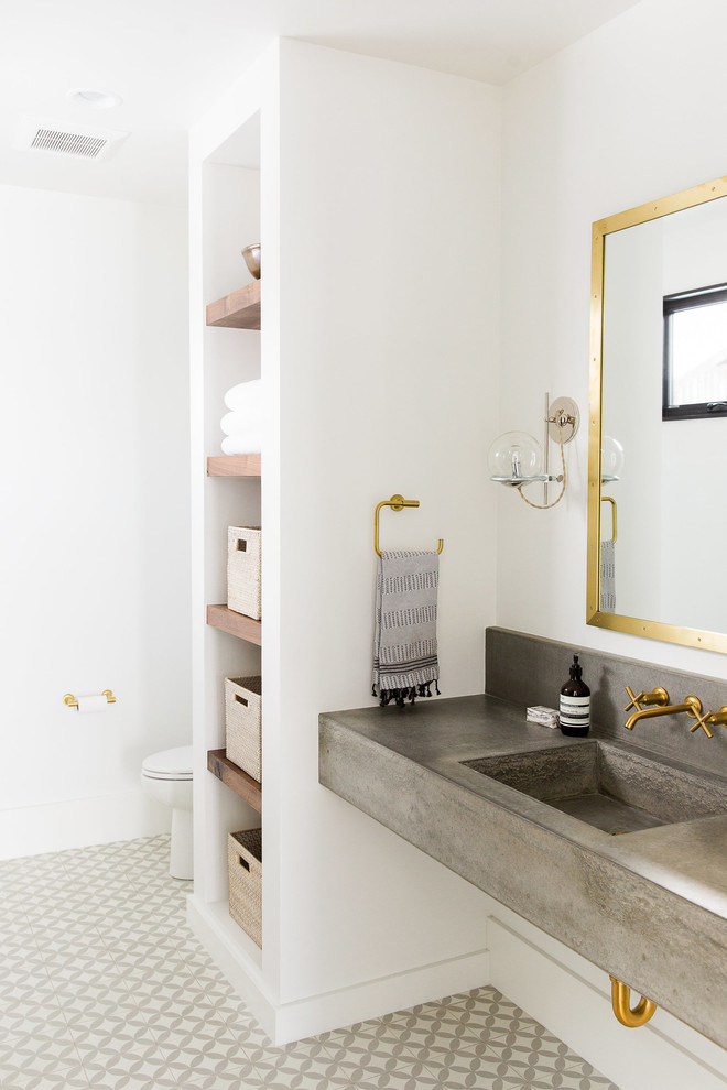 Стильный дизайн: ванная комната в стиле неоклассика (современная классика) с открытыми фасадами, белыми стенами, столешницей из бетона и монолитной раковиной - последний тренд