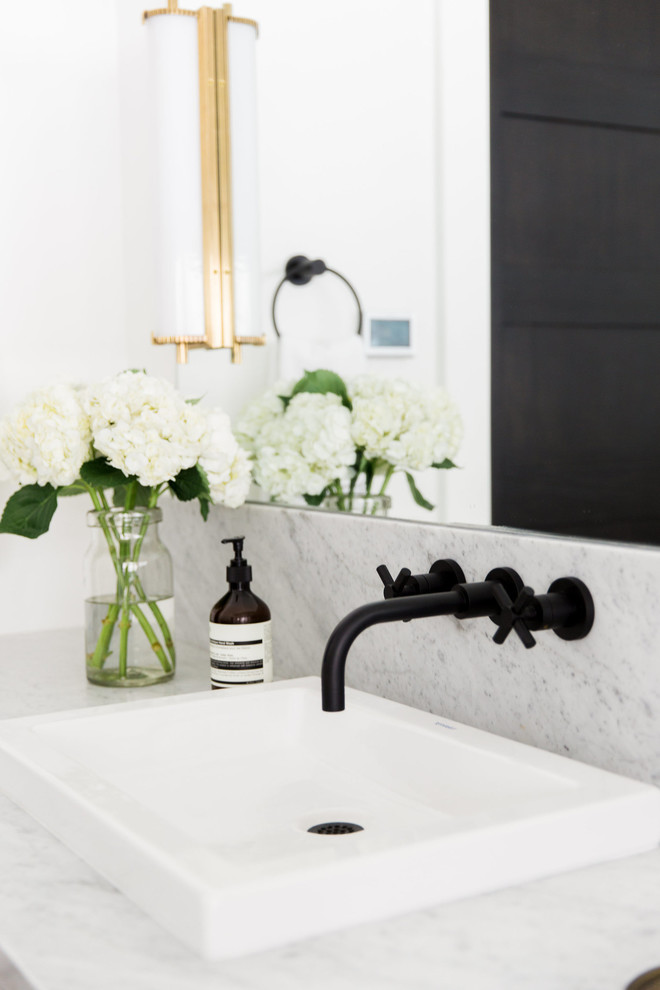 Стильный дизайн: ванная комната в стиле неоклассика (современная классика) с плоскими фасадами, светлыми деревянными фасадами, открытым душем, унитазом-моноблоком, белыми стенами, мраморной столешницей и накладной раковиной - последний тренд