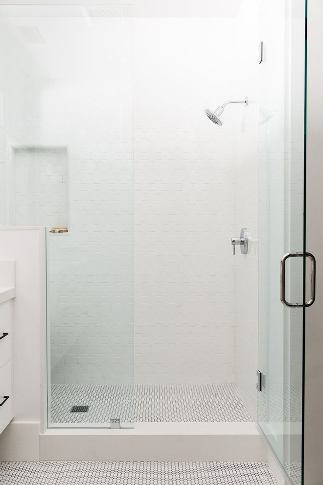 Diseño de cuarto de baño tradicional renovado con armarios con paneles lisos, puertas de armario blancas, paredes blancas y lavabo encastrado