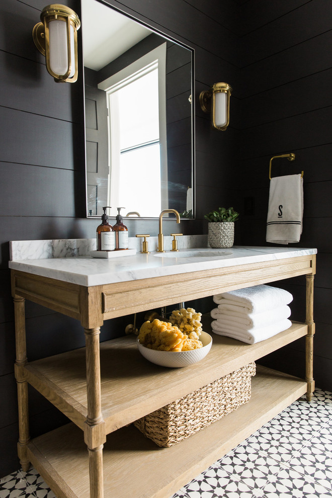Стильный дизайн: ванная комната среднего размера в стиле неоклассика (современная классика) с открытыми фасадами, светлыми деревянными фасадами, черными стенами, полом из мозаичной плитки и мраморной столешницей - последний тренд