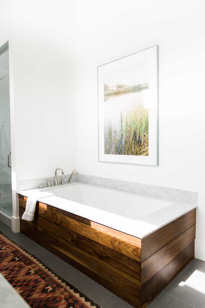 Ejemplo de cuarto de baño tradicional renovado con armarios con paneles lisos, puertas de armario de madera oscura, paredes blancas, lavabo encastrado y encimera de mármol
