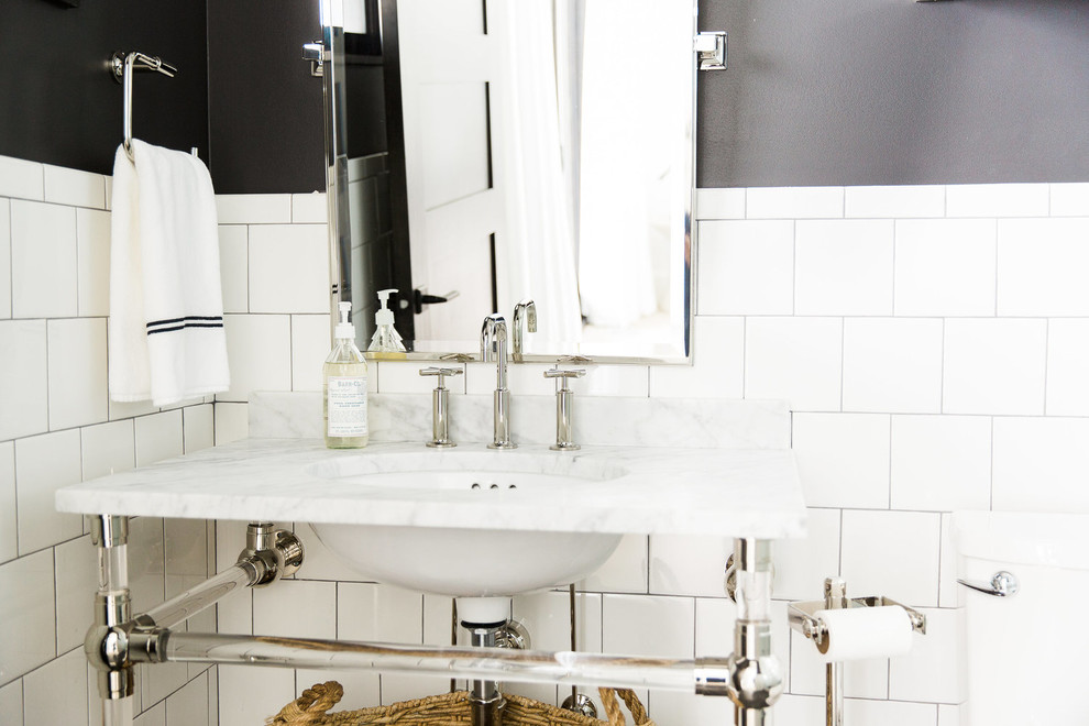На фото: ванная комната в стиле неоклассика (современная классика) с открытыми фасадами, унитазом-моноблоком, белой плиткой, фиолетовыми стенами, полом из мозаичной плитки, накладной раковиной и мраморной столешницей с