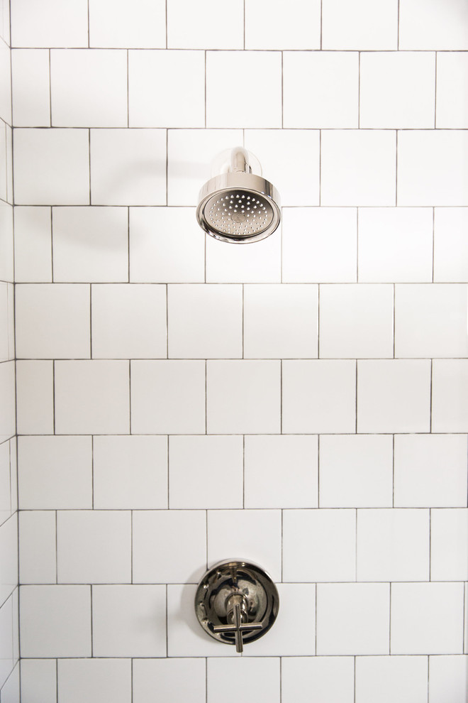 Foto på ett vintage badrum, med öppna hyllor, en toalettstol med hel cisternkåpa, vit kakel, lila väggar, mosaikgolv, ett nedsänkt handfat och marmorbänkskiva