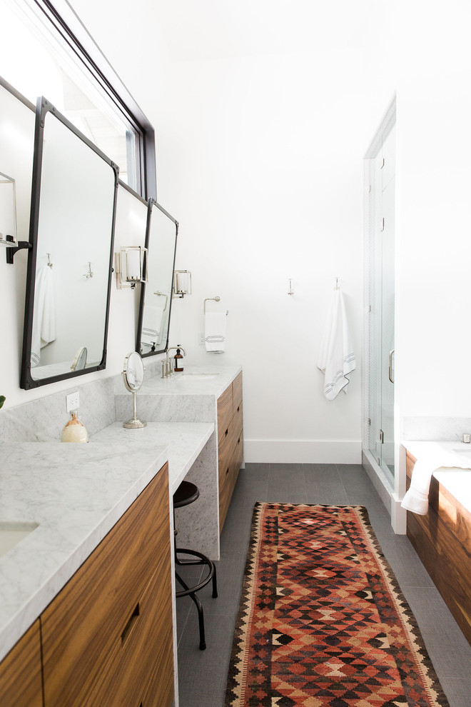 Aménagement d'une salle de bain classique en bois brun avec un placard à porte plane, un mur blanc, un lavabo posé et un plan de toilette en marbre.