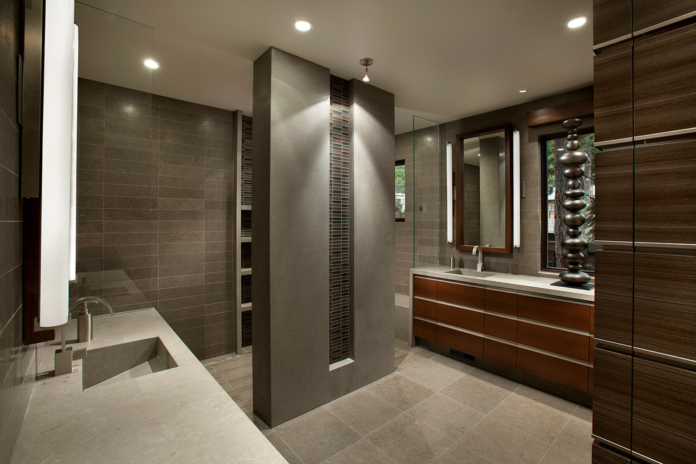 サクラメントにある広いコンテンポラリースタイルのおしゃれなマスターバスルーム (オープン型シャワー、オープンシャワー、マルチカラーのタイル、オーバーカウンターシンク、グレーの床) の写真