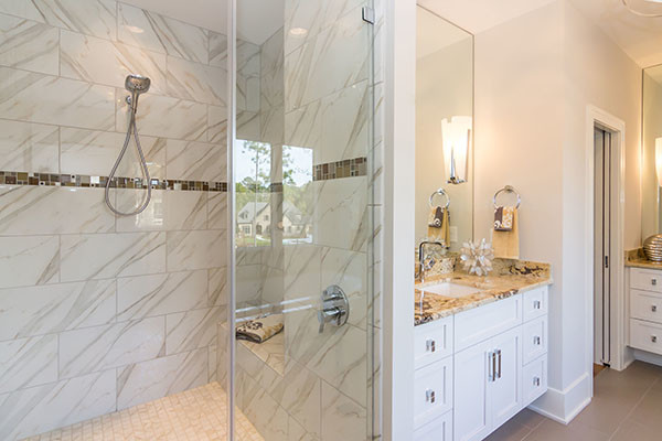 Immagine di una stanza da bagno moderna con ante bianche e pareti bianche