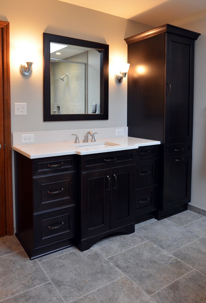 Idéer för att renovera ett stort funkis en-suite badrum, med ett undermonterad handfat, luckor med infälld panel, skåp i mörkt trä, bänkskiva i kvarts, ett fristående badkar, en hörndusch, en toalettstol med separat cisternkåpa, grå kakel, porslinskakel, grå väggar och klinkergolv i porslin