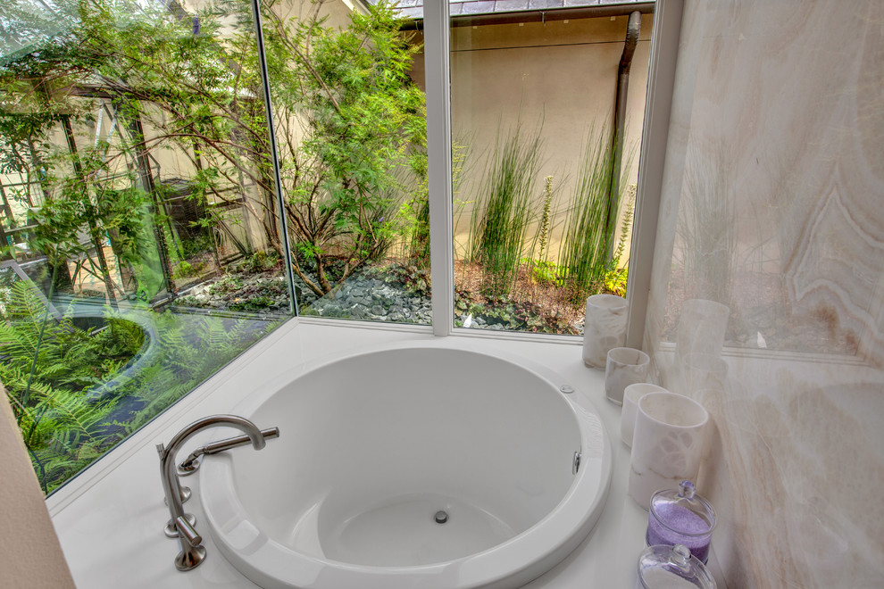 Inspiration för moderna vitt badrum, med släta luckor, skåp i mörkt trä, ett japanskt badkar, stenhäll, ett undermonterad handfat och bänkskiva i akrylsten