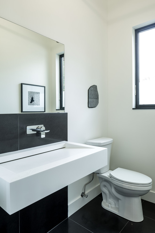 Inspiration för ett mycket stort funkis badrum med dusch, med ett avlångt handfat, svart kakel, vita väggar, en toalettstol med separat cisternkåpa, porslinskakel, klinkergolv i porslin och kaklad bänkskiva