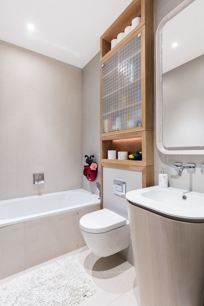 Mittelgroßes Modernes Badezimmer En Suite mit Einbaubadewanne, Duschbadewanne, Wandtoilette, beigen Fliesen, Keramikfliesen, beiger Wandfarbe, Keramikboden und Waschtischkonsole in London