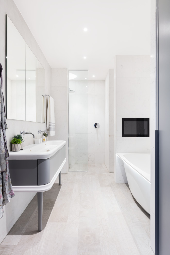 Пример оригинального дизайна: ванная комната в современном стиле с фасадами островного типа, серыми фасадами, серыми стенами и раковиной с несколькими смесителями