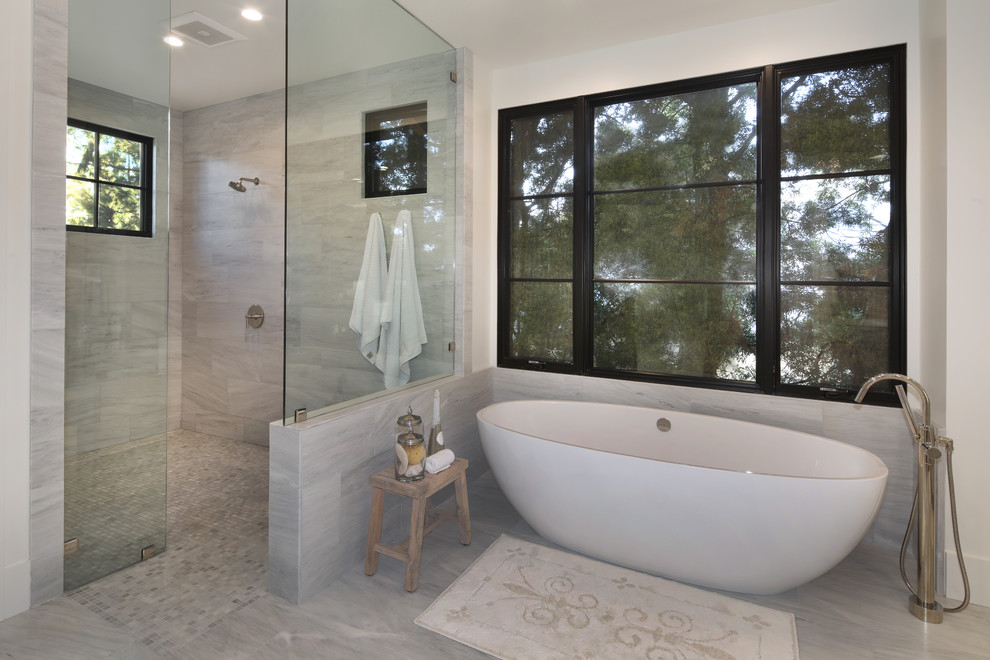 Idéer för vintage en-suite badrum, med ett fristående badkar, en hörndusch, grå kakel, vita väggar, grått golv och med dusch som är öppen