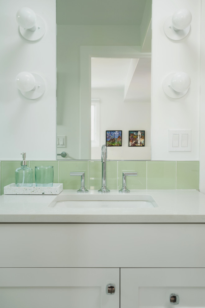 Réalisation d'une salle d'eau minimaliste avec un placard à porte shaker, des portes de placard blanches, un carrelage vert, un carrelage en pâte de verre, un mur blanc, un sol en carrelage de terre cuite, un lavabo encastré, un plan de toilette en quartz modifié, un sol blanc et un plan de toilette blanc.