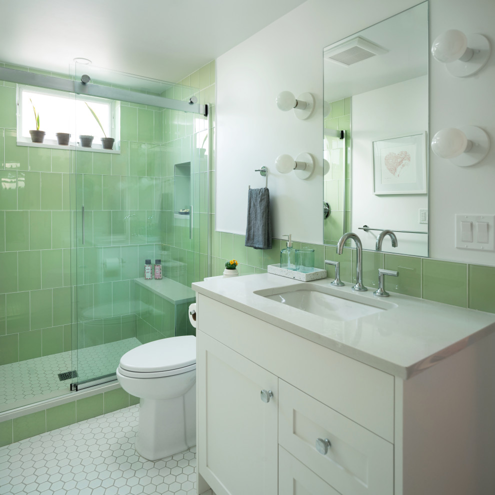 Idéer för funkis vitt badrum med dusch, med skåp i shakerstil, vita skåp, en dusch i en alkov, grön kakel, glaskakel, vita väggar, mosaikgolv, ett undermonterad handfat, bänkskiva i kvarts, vitt golv och dusch med skjutdörr