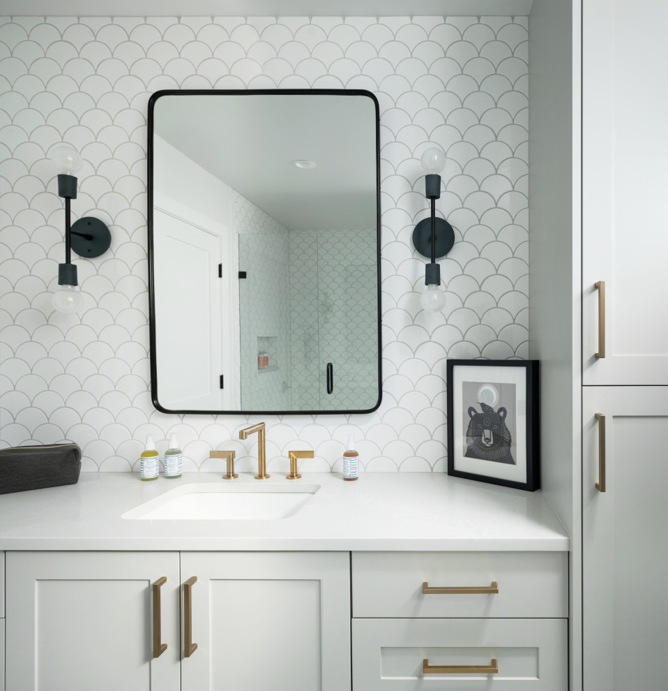 Inredning av ett modernt vit vitt en-suite badrum, med skåp i shakerstil, grå skåp, en dusch i en alkov, vit kakel, keramikplattor, vita väggar, klinkergolv i porslin, ett undermonterad handfat, bänkskiva i kvarts och dusch med gångjärnsdörr