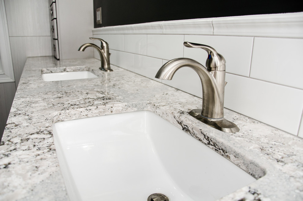 Aménagement d'une grande salle de bain principale contemporaine avec un placard avec porte à panneau encastré, des portes de placard marrons, une baignoire posée, une douche à l'italienne, un carrelage blanc, des carreaux de porcelaine, un mur blanc, un sol en carrelage de porcelaine, un lavabo encastré, un plan de toilette en quartz modifié, un sol blanc et un plan de toilette multicolore.