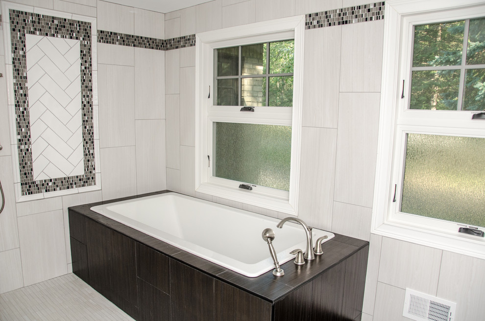 Пример оригинального дизайна: большая главная ванная комната в современном стиле с фасадами с утопленной филенкой, коричневыми фасадами, накладной ванной, душем без бортиков, белой плиткой, керамогранитной плиткой, белыми стенами, полом из керамогранита, врезной раковиной, столешницей из искусственного кварца, белым полом и разноцветной столешницей