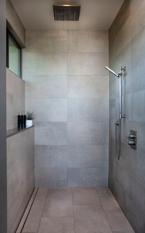 Bild på ett stort funkis svart svart en-suite badrum, med släta luckor, ett undermonterat badkar, en öppen dusch, grå kakel, stenkakel, vita väggar, betonggolv, ett undermonterad handfat, bänkskiva i kvarts, grått golv och med dusch som är öppen