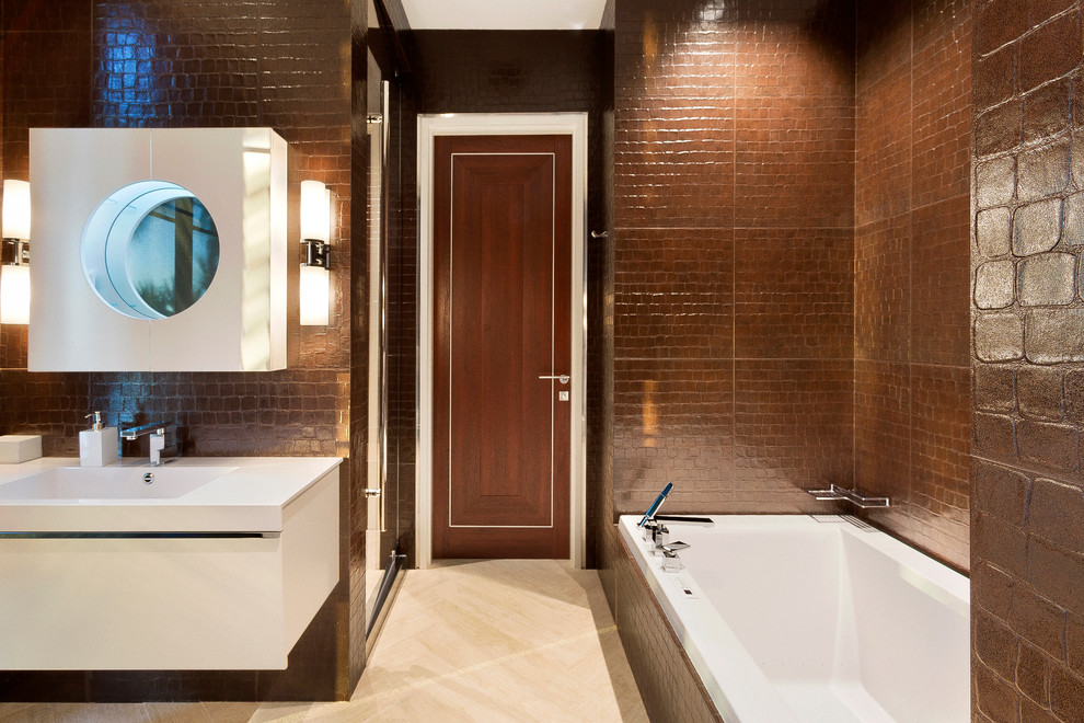 Inspiration för ett funkis en-suite badrum, med släta luckor, vita skåp, ett badkar i en alkov, bruna väggar, ett integrerad handfat och beiget golv