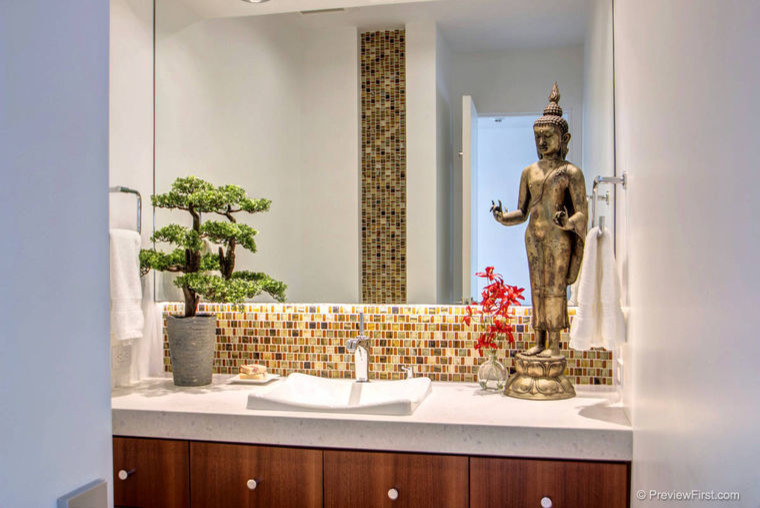 Bild på ett mellanstort orientaliskt badrum med dusch, med ett nedsänkt handfat, skåp i mellenmörkt trä, bänkskiva i akrylsten, en toalettstol med hel cisternkåpa, keramikplattor och vita väggar