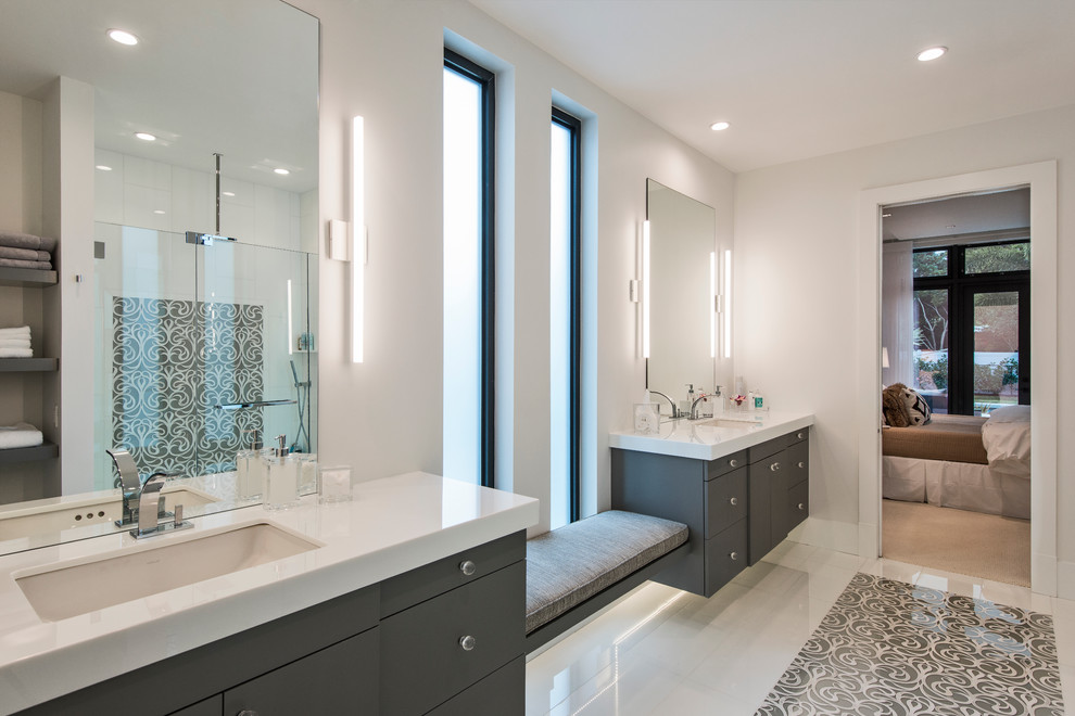 Foto di una stanza da bagno design con lavabo sottopiano, ante lisce, ante in legno bruno, top in quarzo composito, doccia a filo pavimento, piastrelle bianche e pareti bianche