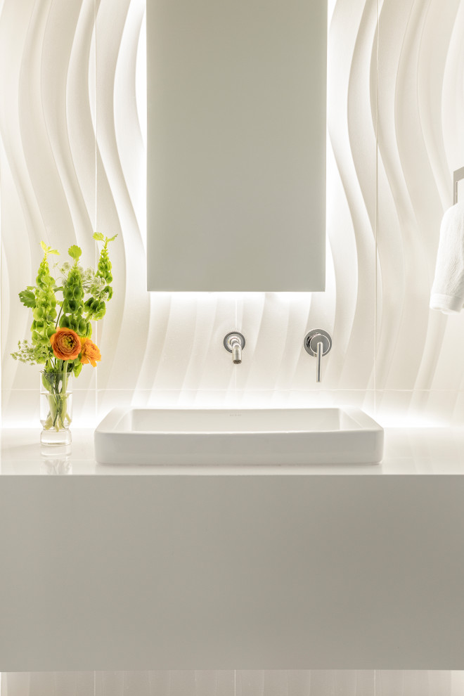 Modernes Badezimmer mit weißen Fliesen, weißer Wandfarbe, Aufsatzwaschbecken, weißer Waschtischplatte und Einzelwaschbecken in Portland Maine
