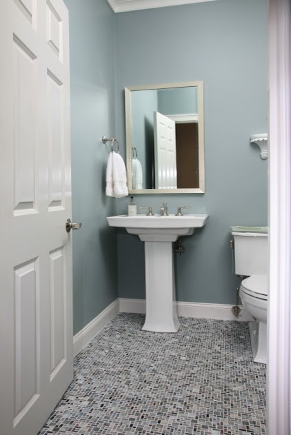 Пример оригинального дизайна: большая ванная комната в стиле модернизм с раздельным унитазом, синими стенами, полом из мозаичной плитки, душевой кабиной, раковиной с пьедесталом и разноцветным полом