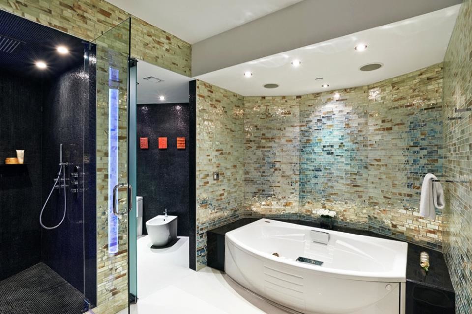 Immagine di una grande stanza da bagno padronale minimalista con lavabo a bacinella, ante lisce, ante bianche, vasca ad alcova, doccia alcova, WC monopezzo, piastrelle multicolore, piastrelle di vetro e pareti multicolore