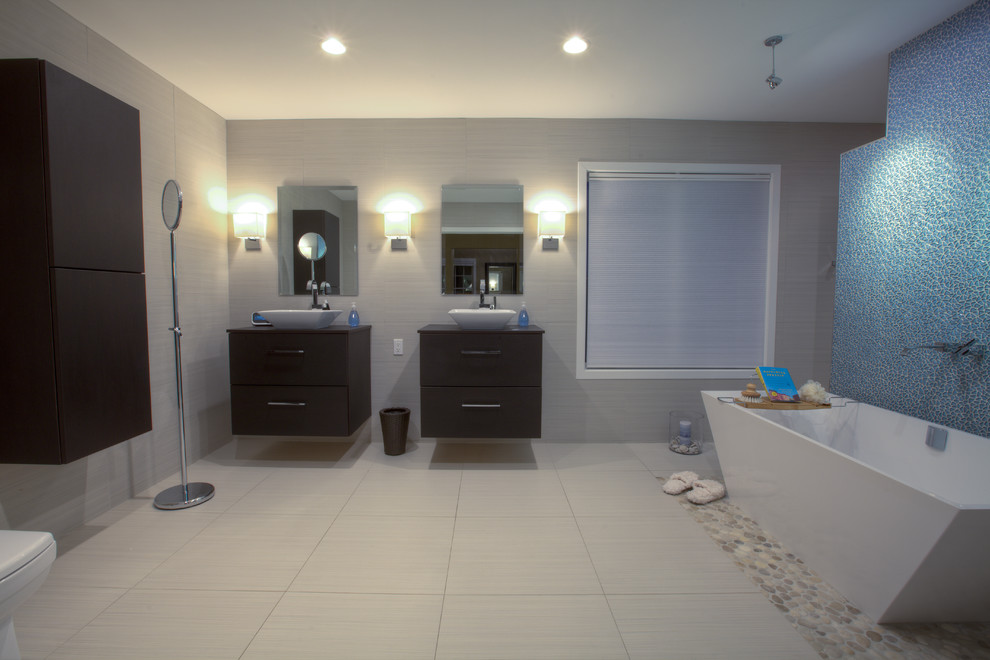 Exemple d'une grande salle de bain principale moderne en bois foncé avec une vasque, un placard à porte plane, un plan de toilette en bois, une baignoire indépendante, une douche ouverte, WC séparés, un carrelage beige, des carreaux de porcelaine, un mur beige et un sol en carrelage de porcelaine.