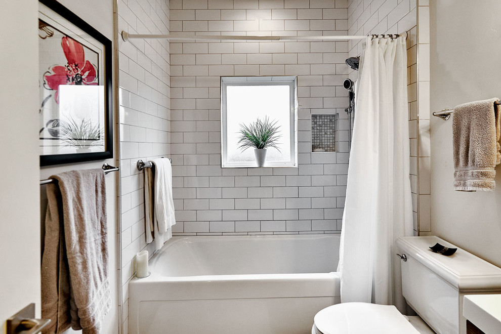 На фото: ванная комната среднего размера в стиле модернизм с плоскими фасадами, искусственно-состаренными фасадами, ванной в нише, душем над ванной, раздельным унитазом, керамической плиткой, белыми стенами, полом из керамической плитки, душевой кабиной, монолитной раковиной, столешницей из искусственного кварца, белым полом и шторкой для ванной с